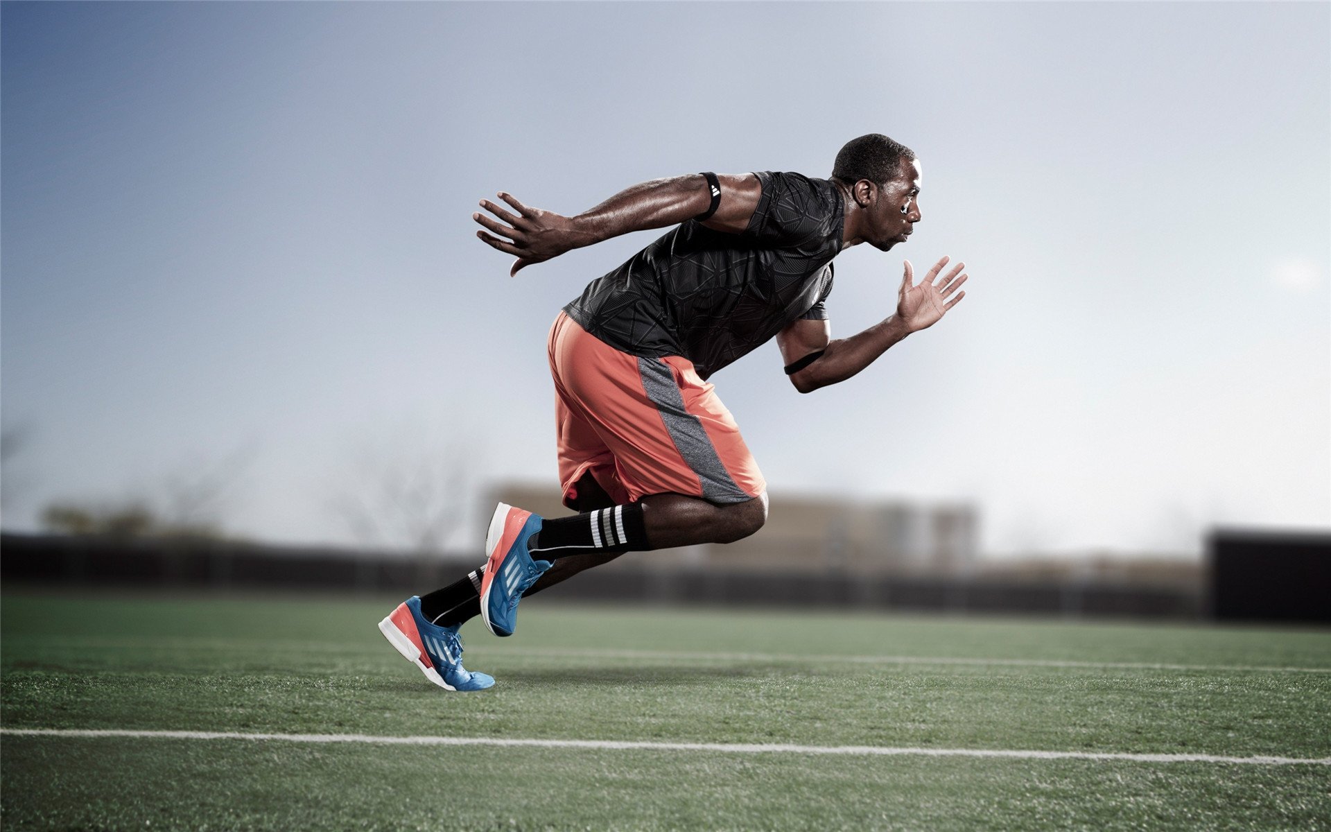 男子篮球培训注重快速反应与决策能力培养，男孩篮球训练